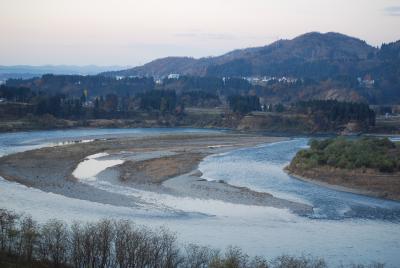 晩秋の関越自動車道を走る・・・越後川口SA付近の風景