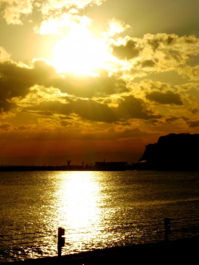 鎌倉-7　江ノ電乗って初冬の夕日見物に　☆江ノ島を望む海岸で