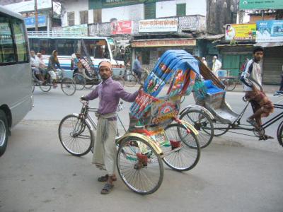 バングラデッシュ周遊の旅・・・No18 アザーンの高らかな声の流れる中を往来するリキシャの大群(ビデオクリップ)
