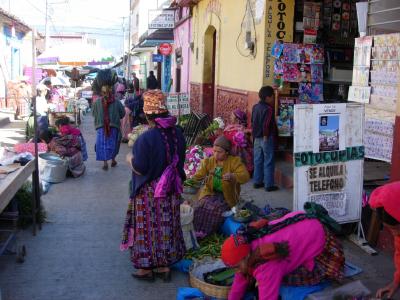 トトニカパンの火曜市は手の込んだ織物と素朴な土器が有名