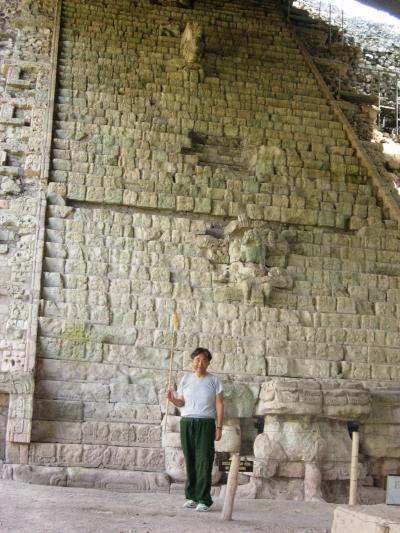 う～む、ためいき!!大きな森の中に彫りの深い石碑と祭壇、素晴らしい階段