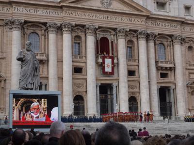 クリスマス当日のローマ法王と翌日のサンピエトロ大聖堂