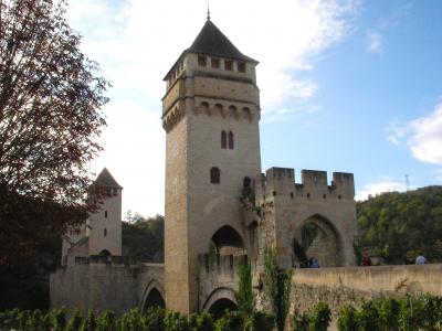 フランス南西部　美しい村・ロマネスク寺院をレンタカーで巡る　（9） −　ロット川に守られた　カオール　−