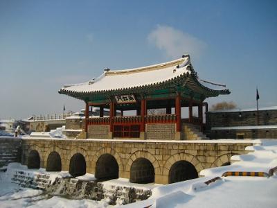 雪の中の水原華城 ①