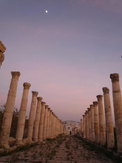 夕闇に包まれるジェラシュ遺跡　　シリア・ヨルダン旅の５
