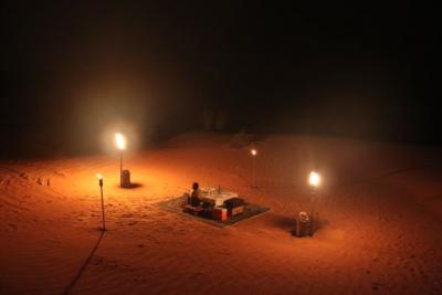 ドバイの砂漠で遊ぼ―アルマハ（テントから出ると）
