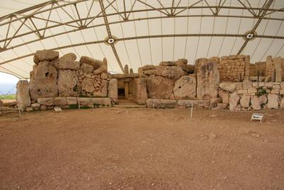 古代の遺跡と握手する地中海紀行6日目マルタin巨石神殿群