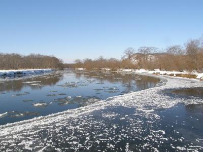 10年1月厳冬　釧路湿原　紺碧の空と水そして白い世界それにSL冬の湿原号
