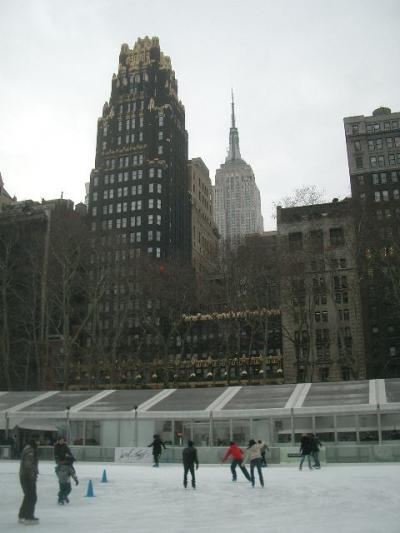 Bryant Park/The Pond はスケートをする人でにぎわっていた