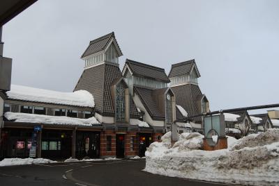 雪国らしい高田駅付近の風景