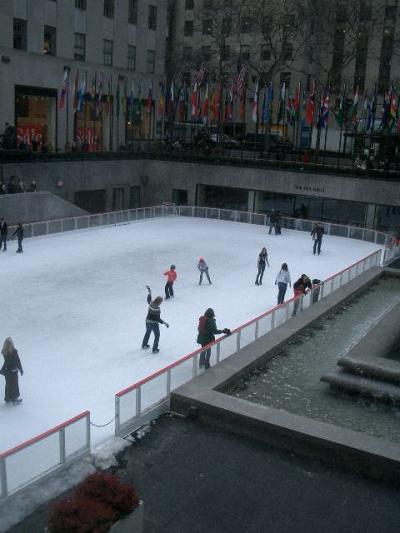 Rockefeller Center のアイスリンクも人がいっぱい
