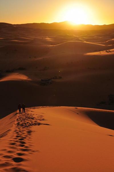 砂嵐のサハラ砂漠- メルズーガ大砂丘