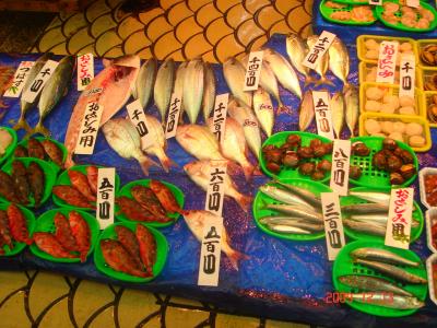 明石・魚の棚　　昼網の魚と　蛸と　楽しいお店が　　イッパイです