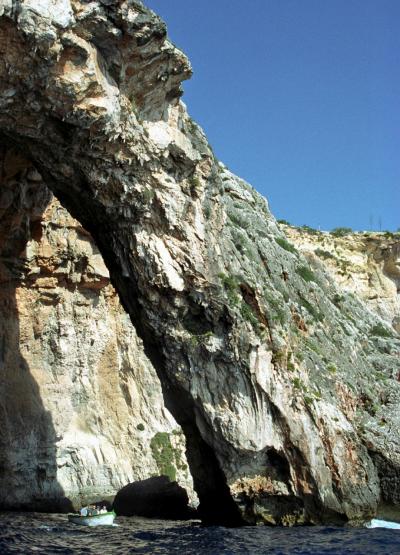 マルタバスに乗ってマルタとゴゾの島巡り（10）バスターミナルから古いメルセデスのバスに揺られ、小舟に乗り換えてブルーグロットへ行く。