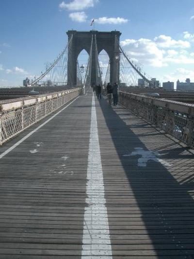 Brooklyn Bridge を歩く。天気の良い日は絶好の散歩コース。