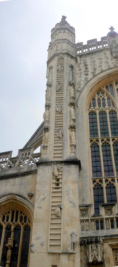 uk113教会なのに修道院（アベイ・Abbey)と呼ばれ、登り降りする天使いるバース・アベイin バース