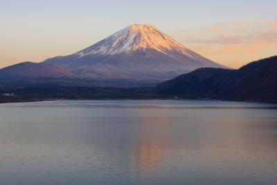 本栖湖から見た赤富士