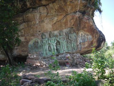 プノン・クレン(山）の麓にある岩石彫刻 (プン・コムヌ）
