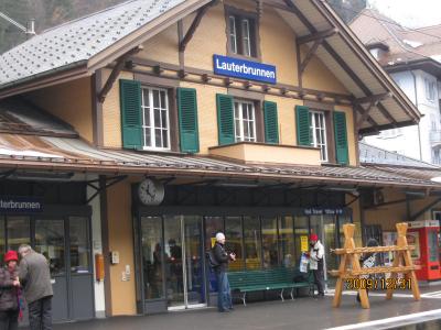 ドイツ・スイス・イタリア・フランス・カミカゼ旅行記（６２）Lauterbrunnen駅周辺の風景。