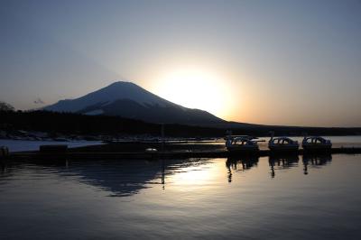 雪の中の富士山の夕陽