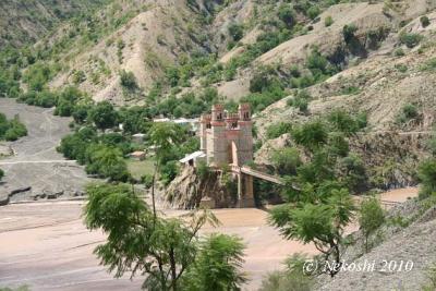 お城のような美しい吊り橋：世界遺産スクレ～ポトシ