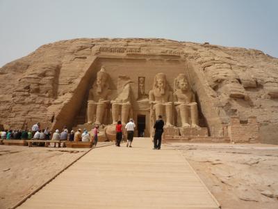 アブシンベル神殿へ