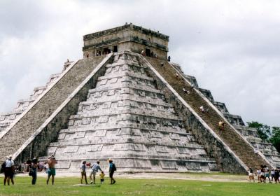 メキシカン・ピラミッド CHICHEN-ITZA（チチェン・イツアー遺跡）の階段が急な理由は・・・