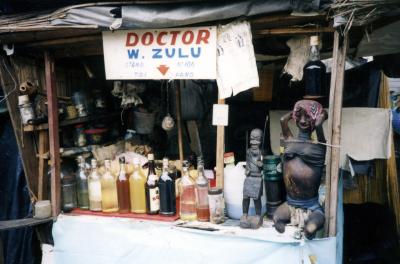 ZIMBABWE（ジンバブエ）のムバレ・ムシカ・マーケットの薬屋