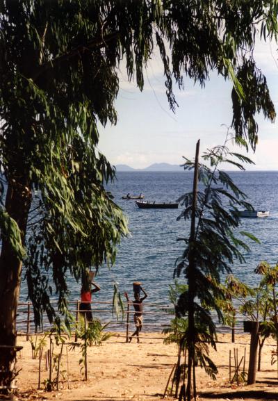 MALAWI 湖畔の CAPE MACLEAR（ケープ・マクレア）でのスロー・ライフ