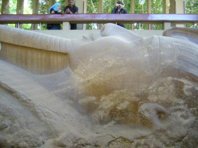 サッカラ　ラムセス2世の巨像