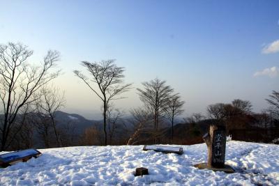 残雪の残る堂平山からの眺め