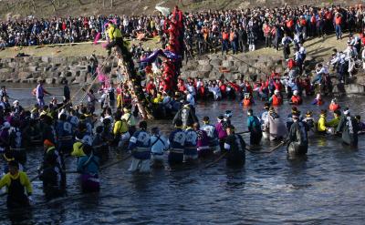 天下の奇祭（大祭）・諏訪大社「上社」御柱祭（川越し）