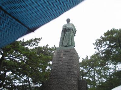 桂浜の坂本龍馬銅像。