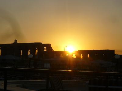 ナイル川クルーズアマルコ号デッキで見るルクソール神殿からの朝日