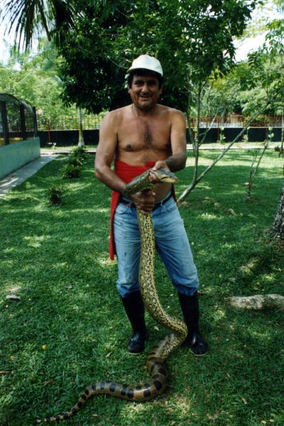 COLOMBIA/LETICIA（コロンビア・レテシィア）でアナコンダを首に巻いた日