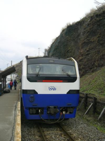 雨なので電車で楽しみましょうと五能線乗車