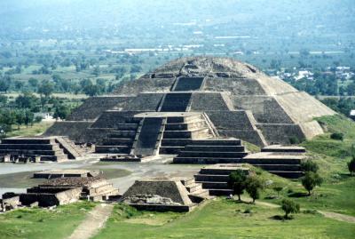  メキシカン・ピラミッド TEOTIHUACAN （ティオテワカン遺跡）の死者の道の先に・・
