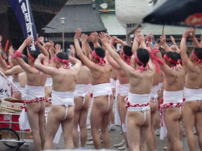 国府宮裸祭2010：漢の背中。