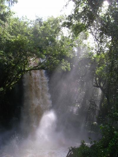 虹と轟音のイグアスの滝