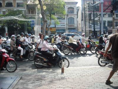 ♪盗んだバイクで走り出す～３○の冬～♪＜ＩＮホーチミン＞