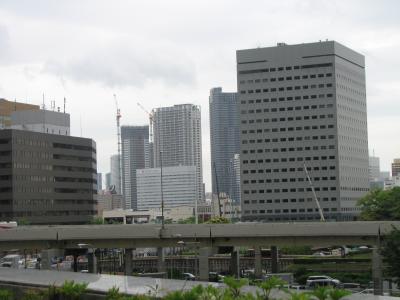 久しぶりに汐留の超高層ビルの谷間を歩く