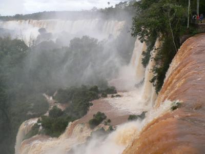 水量の多いイグアスの滝　　アルゼンチン編