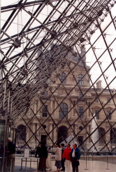 世界3大美術館 LOUVRE （ルーブル美術館）のピラミッドを降りて行くと・・・