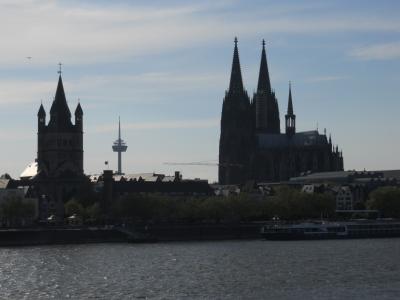 駅前に大聖堂がそびえ立つケルン