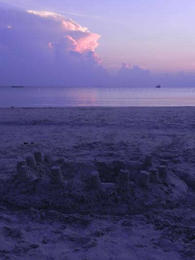 レダン島、ＰｕｌａｕＲｅｄａｎｇ、ＢｅｒｊａｙａＢｅａｃｈＲｅｓｏｒｔ、沸き立つ海を越えて行った夜のＬｏｎｇＢｅａｃｈでオレンジ色のでかい月をみた　?