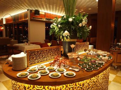 やっぱり良いなぁ～バリ島♪ 一人旅　8日間　⑫。。。 セントレジス バリ (2009/11)　/　「 Restaurant Boneka 」 ダンス鑑賞ディナー ＆ 朝食 。。。