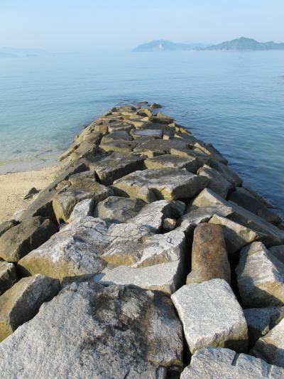 朝の瀬戸内海　島と海と道