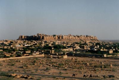 JAISALMER （ジャイサルメール）の砂の海に浮かぶ古城