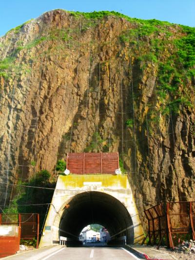 道東-13　知床*オロンコ岩にエゾカンゾウ咲く　☆絶好の展望台で