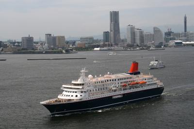 横浜ベイブリッジ・スカイウォークから豪華客船を送迎！